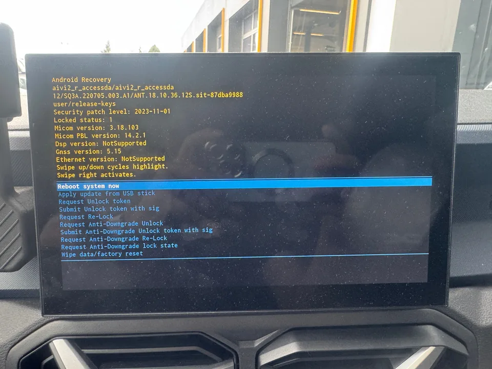 Ekran systemu pojazdu — X77